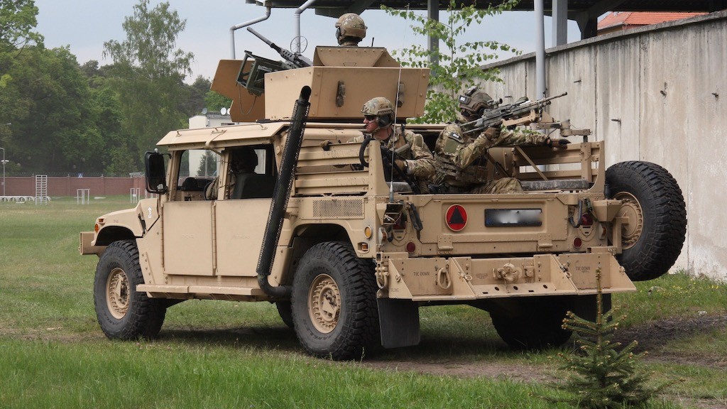 Pojazdy HMMWV M1165A1 Special Ops obok M 1151A1 w/B1 znajdują się na wyposażeniu Wojsk Specjalnych. Fot. Mateusz Multarzyński