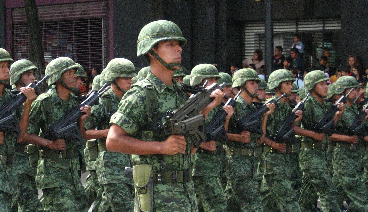Meksykańscy żołnierze w trakcie parady wojskowej, fot. eeliuth (Flickr), licencja CC BY 2.0, commons.wikimedia.org