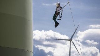 Jadwiga Emilewicz podczas pokazowej ewakuacji z masztu wiatraka. Fot. PSEW