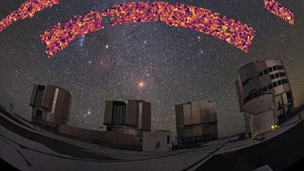 Mapa z przeglądu KiDS, rzutowana na niebo, pokazująca „zmarszczki” w rozkładzie materii w dalekim Wszechświecie, zobrazowane dzięki soczewkowaniu grawitacyjnemu. Najmniejsze widoczne plamy odpowiadają rozmiarowi około 30 milionów lat świetlnych. Na pierwszym planie widać Obserwatorium Paranal, gdzie znajduje się VLT Survey Telescope. Źródło: B. Giblin, K. Kuijken i zespół KiDS. Panorama na pierwszym planie: ESO/Y.Beletsky [CC BY 4.0]