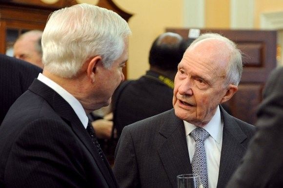 Gen. Scowcroft (po prawej) z sekretarzem Robertem Gatesem w 2009 roku. Fot. Cherie Cullen/Wikimedia/Departament Stanu