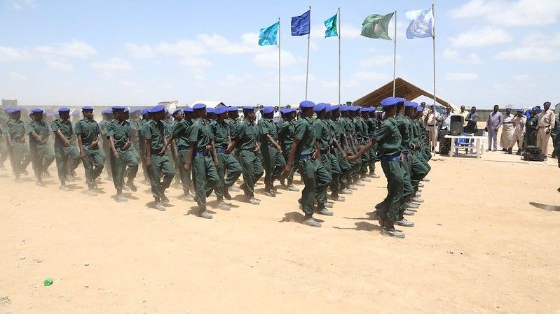Somalijscy policjanci kończą szkolenie, fot. AMISOM, domena publiczna