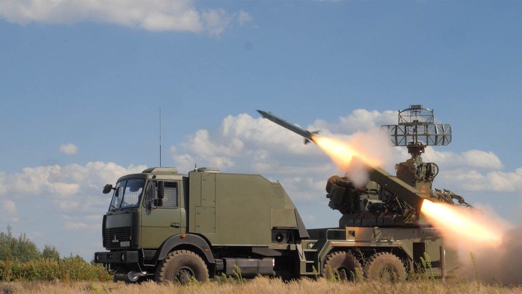 Strzelanie rakietowe białoruskiej wersji 9A33-1B systemu przeciwlotniczego „Osa” zainstalowanej na samochodzie ciężarowym MAZ-6317. Fot. https://2566.by