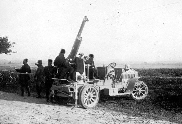Wersja przeciwlotnicza 75 mm armata wz. 1897 na podwoziu samochodu De Dion-Bouton 35 CV (auto-caisson model 1913). Fot. Wikipedia