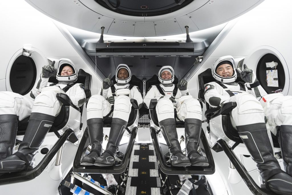 Członkowie załogi Crew-1 na statku kosmicznym Crew Dragon podczas szkolenia z obsługi sprzętu. Od lewej do prawej - astronauci NASA Shannon Walker, Victor Glover i Mike Hopkins (dowódca misji) oraz astronauta JAXA, Soichi Noguchi. Fot. SpaceX [nasa.gov]