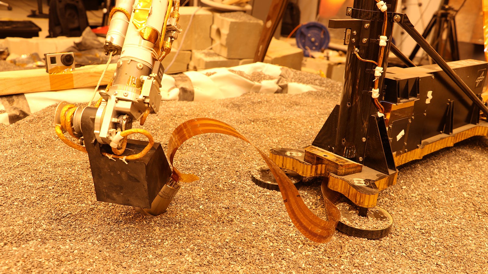 Laboratoryjna próba skuteczności dociskania penetratora Kret HP3 z użyciem robotycznego ramienia misji NASA InSight. Fot. NASA Jet Propulsion Lab/Caltech [mars.nasa.gov]