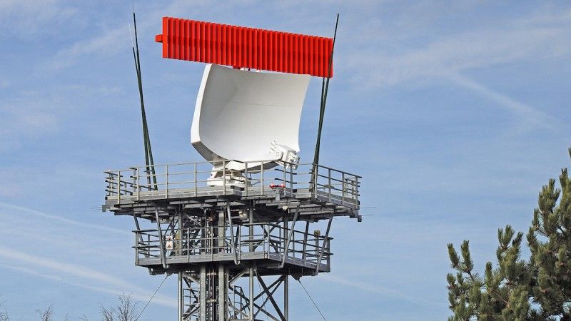 ASR-NG, stacja radiolokacyjna nowej generacji HENSOLDT, służąca do nadzoru nad lotniskami. Fot. HENSOLDT.
