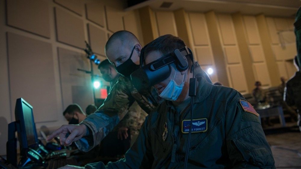 Amerykańscy oficerowie wykorzystujący gogle VR podczas pracy w systemie ABMS – zdjęcie z 2 września 2020 r. z bazy Joint Base Andrews w Maryland. Fot. Daniel Hernandez/U.S. Air Force