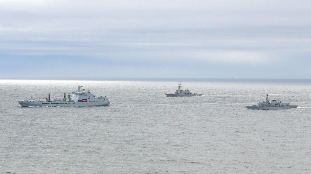 Brytyjska fregata HMS „Sutherland” i amerykański niszczyciel USS „Ross” w czasie operacji uzupełniania zaopatrzenia z brytyjskiego okrętu logistycznego RFA „Tidespring” na morzu arktycznym we wrześniu 2020 roku. Fot. British Ministry of Defence