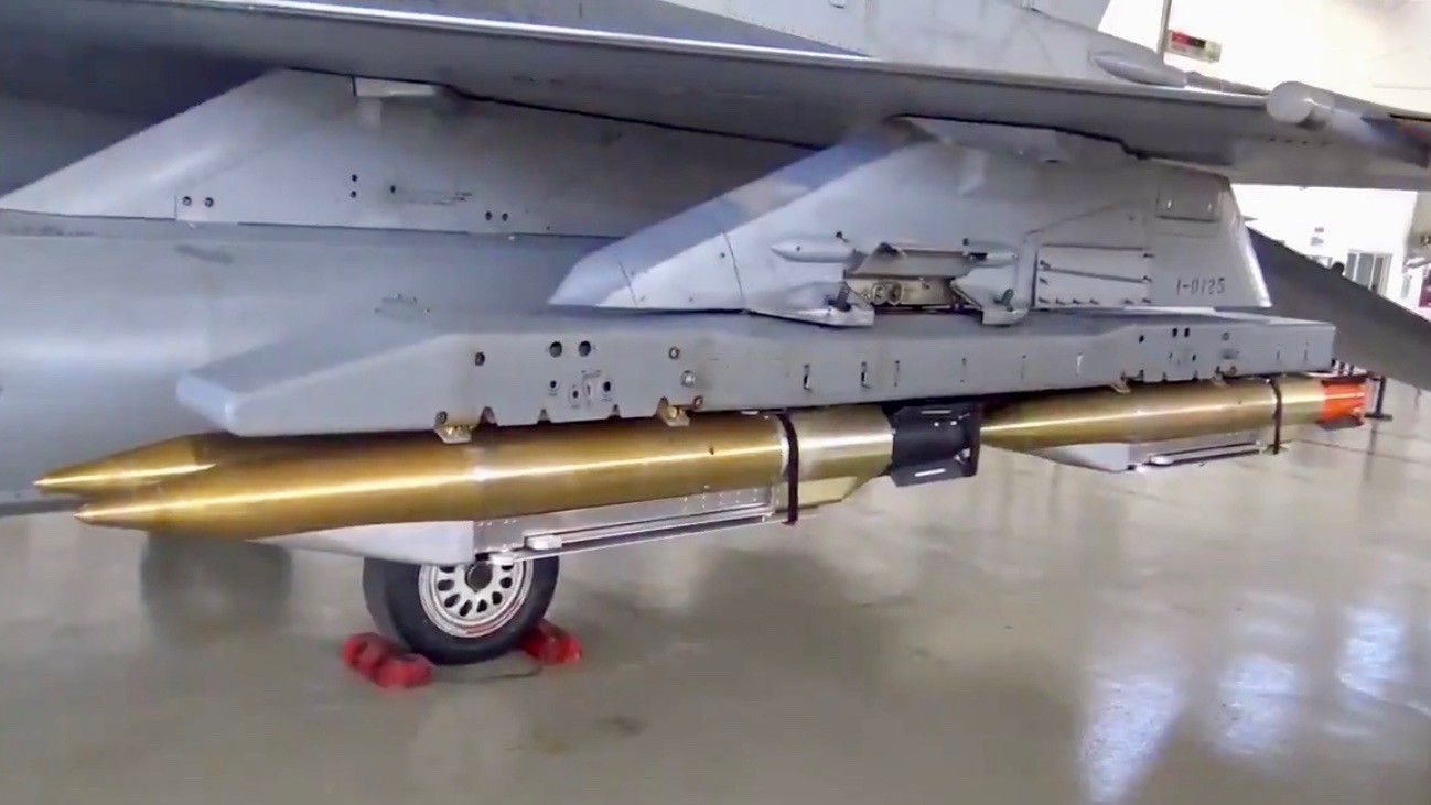Nowe lekkie bomby pod skrzydłem tureckiego F-16. Fot. SSB