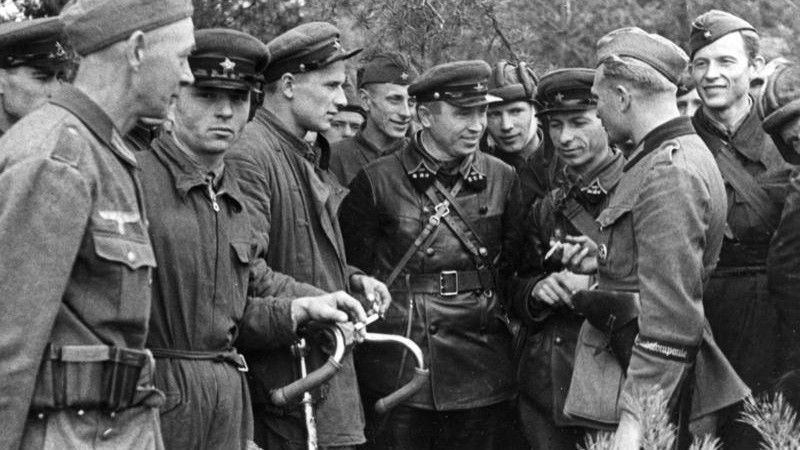 Spotkanie żołnierzy rosyjskich i niemieckich w pobliżu Brześcia nad Bugiem. Fot.Bundesarchiv/domena publiczna