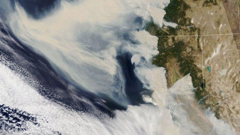 Potężne obłoki dymu z pożarów trwaiących zachodnie wybrzeże USA latem 2020 roku. Fot. NASA [eoimages.gsfc.nasa.gov]