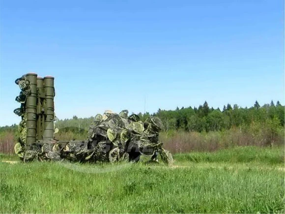 Do zakamuflowania wyrzutni rakiet przeciwlotniczych S-400 potrzeba półtora kompletu maskującego „Barrerflay”. Fot. ZAO NPP „Rusbał”