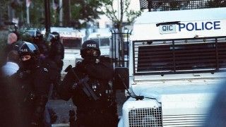 Funkcjonariusze PSNI w Belfaście w 2011 r., fot. By Sinead - Flickr: Belfast 2011, licencja CC BY 2.0, commons.wikimedia.org