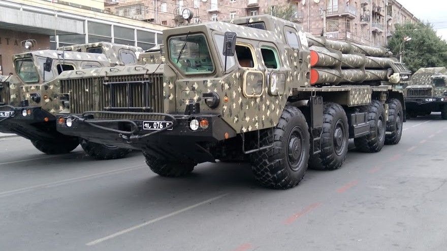 Zarówno Armenia, jak i Azerbejdżan dysponują rakietowymi systemami BM-30 Smiercz. Fot. Jonj7490/Wikimedia Commons/CC BY SA 4.0.