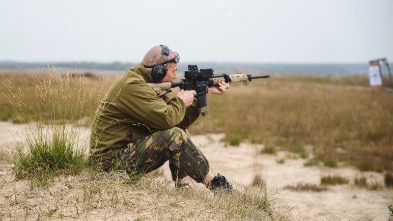Holenderski żołnierz uzbrojony w karabinek Colt C7 z inteligentnym celownikiem SMASH. Fot. defensi.nl