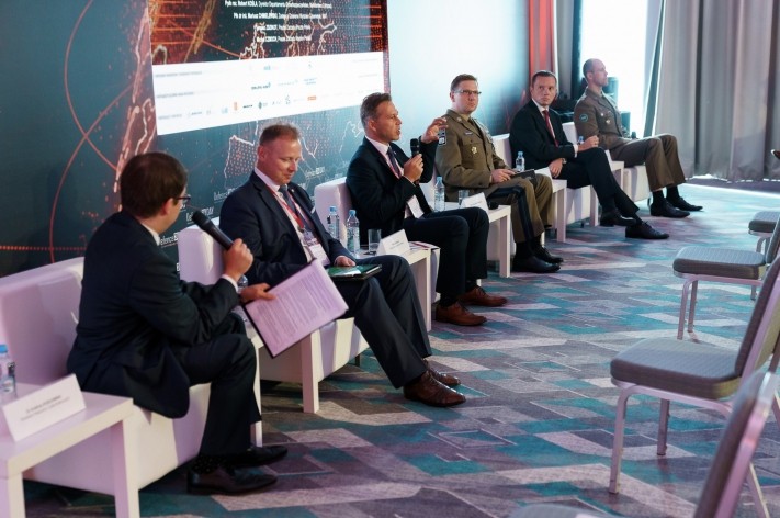 Prezes Krypton Michał Czmoch (trzeci od lewej) podczas panelu dyskusyjnego Defence24 DAY, poświęconego cyberbezpieczeństwie i kryptografii. Fot. Kreatyw Media/Defence24.pl.