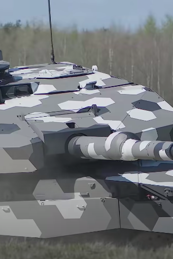 Demonstrator technologii czołgu podstawowego na bazie Challengera 2 z armatą gładkolufową kal. 130 mm, która może być głównym uzbrojeniem czołgu podstawowego nowej generacji MGCS. Fot. Rheinmetall Defence