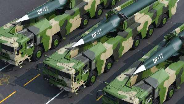 DF-17, na paradzie 1 października 2019 roku / Fot. Chińska Armia Ludowo Wyzwoleńcza
