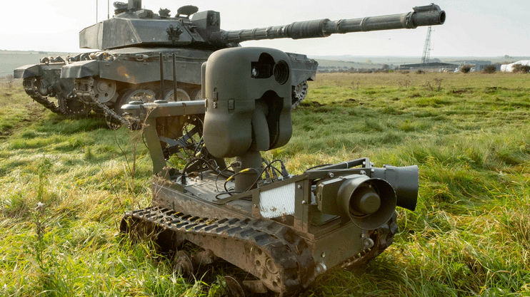 Challenger II i sterowany pojazd dozorowy / Fot. ministerstwo obrony Wielkiej Brytanii