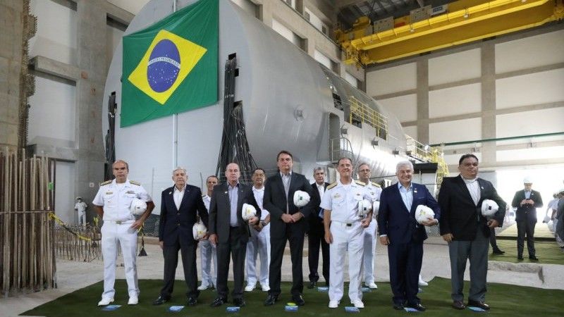 Prezydent Brazylii Jair Bolsonaro (w środku) podczas uroczystości zorganizowanej z okazji scalenia sekcji okrętu podwodnego wyposażonej w reaktor atomowy. Fot. Brazylijska marynarka wojenna