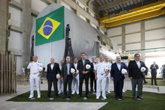 Prezydent Brazylii Jair Bolsonaro (w środku) podczas uroczystości zorganizowanej z okazji scalenia sekcji okrętu podwodnego wyposażonej w reaktor atomowy. Fot. Brazylijska marynarka wojenna