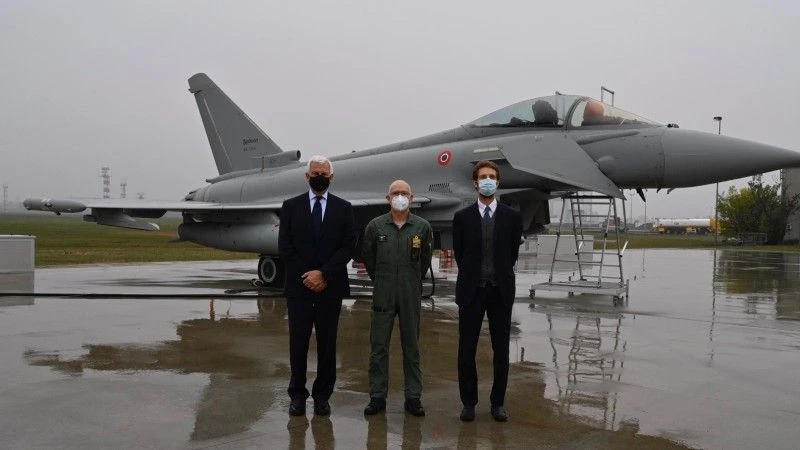 Na tle samolotu Eurofighter dyrektor zarządzający pionu lotniczego Marco Zoff, szef sztabu włoskich sił powietrznych, generał Alberto Rosso, prezes koncernu Leonardo, Alessandro Profumo. Fot. Leonardo