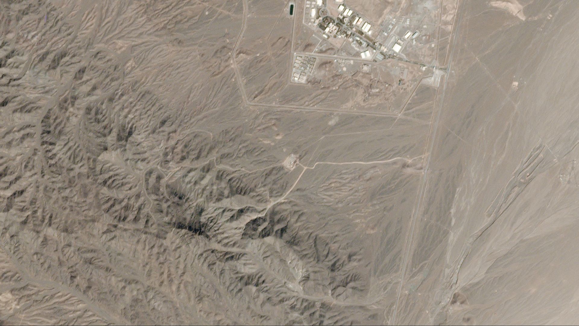 Irański kompleks nuklearny w Natanz - zobrazowanie z 20 października 2020 roku - w dolnej części zdjęcia, widoczna nowa droga dojazdowa do składu budowlanego i miejsca docelowej konstrukcji u podnóża pobliskiego pasma wzniesień. Fot. Planet Labs [planet.com]