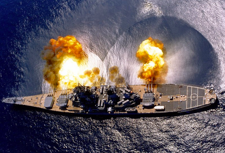 Salwa burtowa USS Iowa / Fot. U.S. Navy