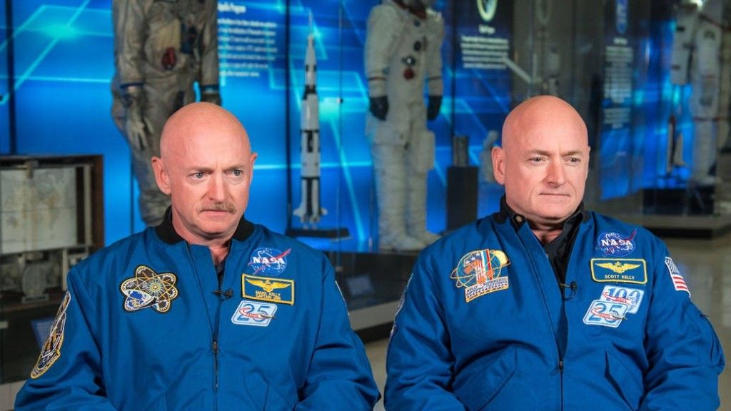 Bliźniacy Kelly - obaj są weteranami lotów kosmicznych NASA (Mark widoczny na zdjęciu po lewej stronie). Fot. NASA/Robert Markowitz [nasa.gov]