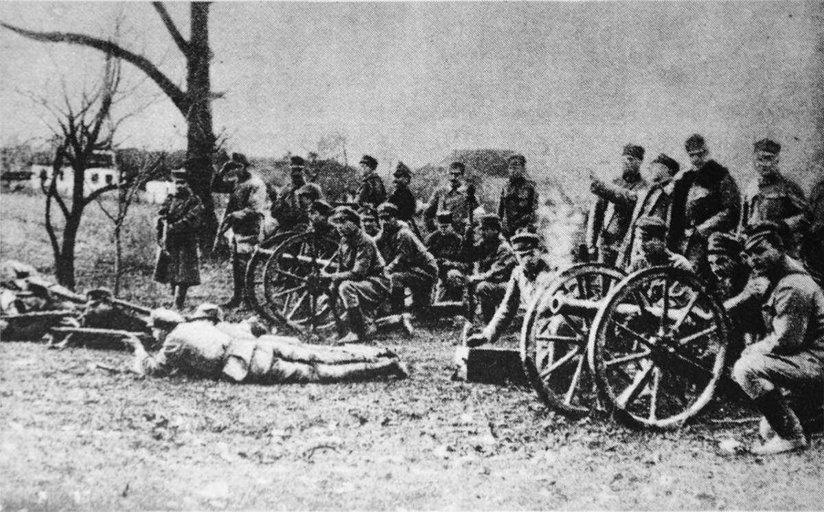 Działa z obsługami 1 Pułku Artylerii Legionów Polskich Fot. Ilustrowana kronika Legionów Polskich 1914-18/Wikimedia Commons (domena publiczna)