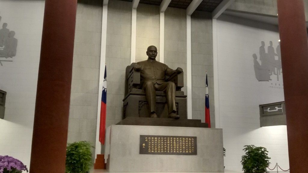 Postument Sun Yat-sena w holu głównym Mauzoleum Ojca Narodu  w Tajpej na Tajwanie. Z tej sali udzieliłem wywiadu dla Defence24 w dn. 13 października (https://www.youtube.com/watch?vj8YRVcGXirY) Fot. Piotr Plebaniak