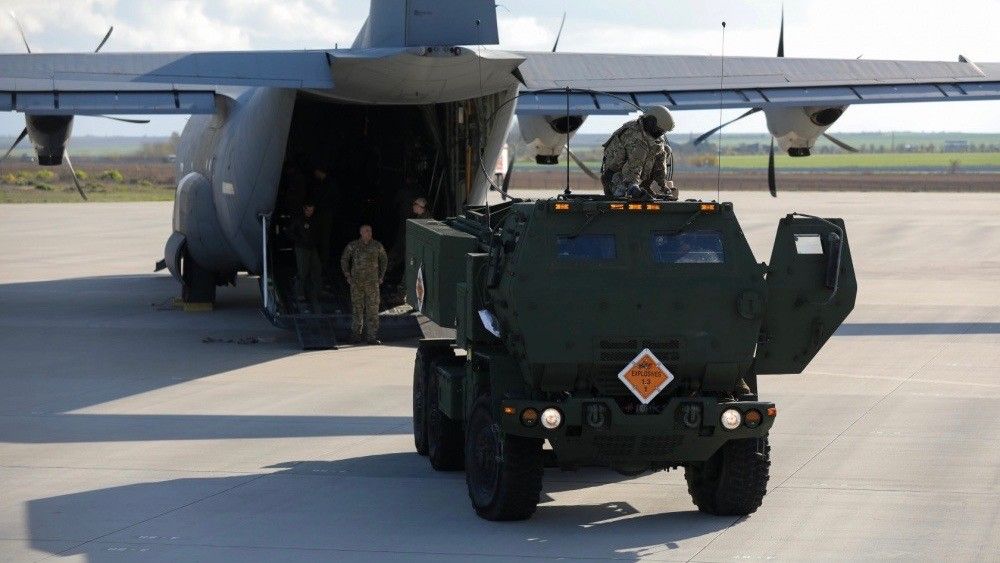 Rozładunek HIMARS w bazie lotniczej Mihail Kogalniceanu. Fot. US Army