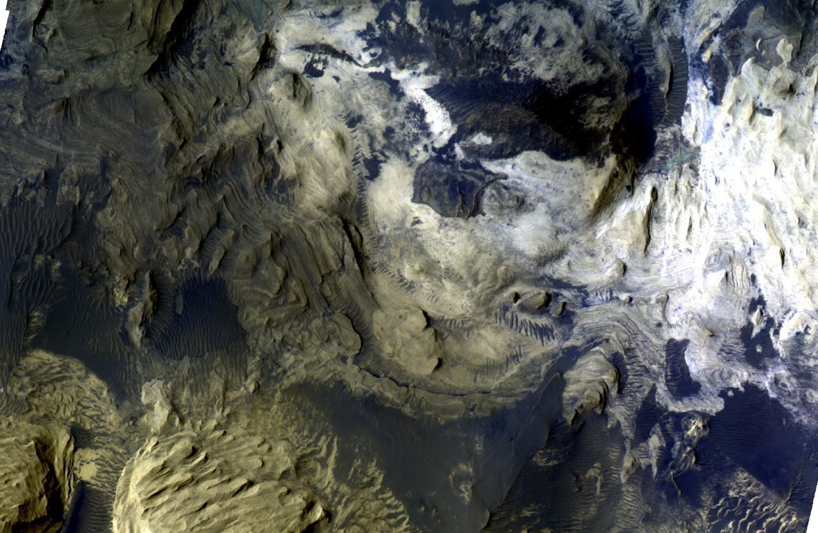 Przykład kompozycji RGB z filtrami RED-PAN-BLU. Obraz zarejestrowany 28 maja 2018 roku nad Valles Marineris (MY34_002277_353_1); szerokość rzeczywista obrazu: 10 km. Fot. ESA/Uniwersytet Berneński