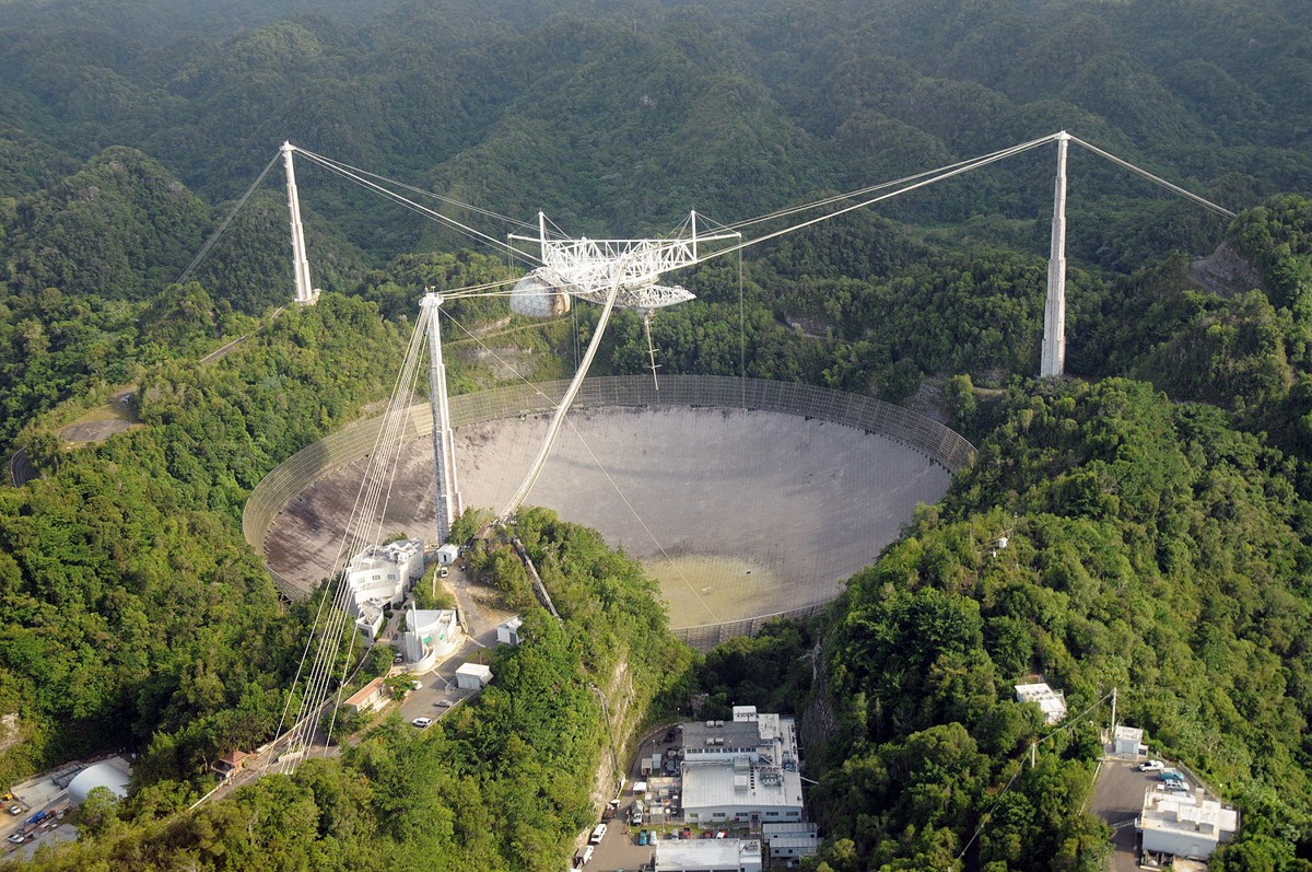Radioteleskop Artecibo - na zdjęciu jeszcze w czasach swojej świetności. Fot. University of Central Florida [ucf.edu]