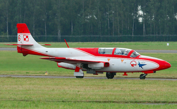 TS-11 "Iskra MR" w malowaniu zespołu akrobacyjnego "Biało-Czerwone Iskry". Fot. Alan Wilson (CC BY-SA 2.0)