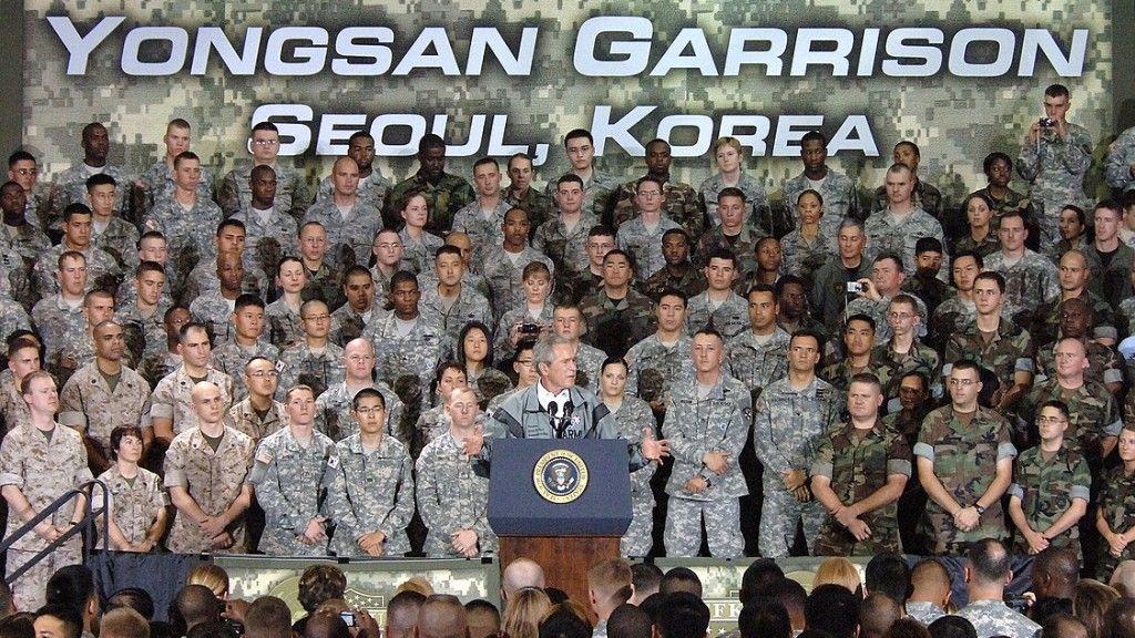 Prezydent G.W. Bush w obiektach Yongsan w 2008 r., fot. Edward N. Johnson, U.S. Army, Installation Management Command, Korea Region, domena publiczna