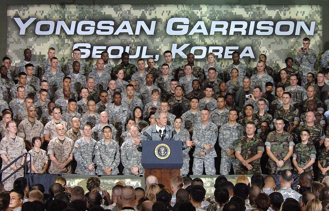Prezydent G.W. Bush w obiektach Yongsan w 2008 r., fot. Edward N. Johnson, U.S. Army, Installation Management Command, Korea Region, domena publiczna