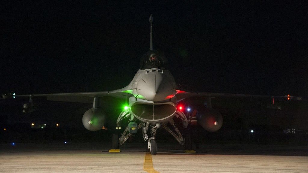 F-16 polskich Sił Powietrznych przygotowuje się do nocnego lotu na lotnisku Trapani podczas ćwiczeń Trident Juncture 15. Fot. NATO JFC/Antonio Valentino