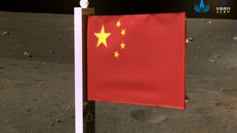 Chińska flaga zatknięta na powierzchni Księżyca w czasie misji lądownika Chang'e 5. Fot. CNSA [cnsa.gov.cn]