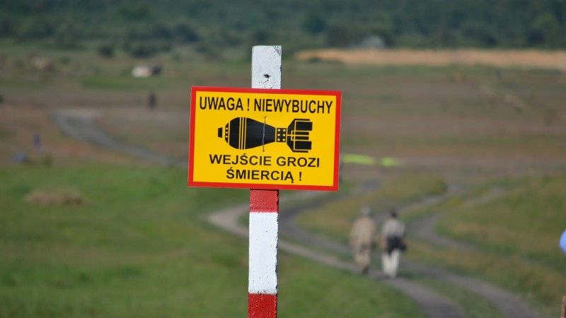 Tablice rozmieszczane na polskich poligonach świadczą o tym, że tereny ćwiczeń nie są do końca oczyszczane z wykorzystywanej amunicji. Fot. M.Dura