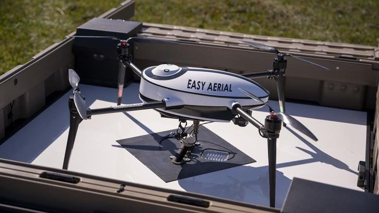Bezzałogowy kwadrokopter Easy Aerial UAV w kontenerze startowym. Fot. USAF