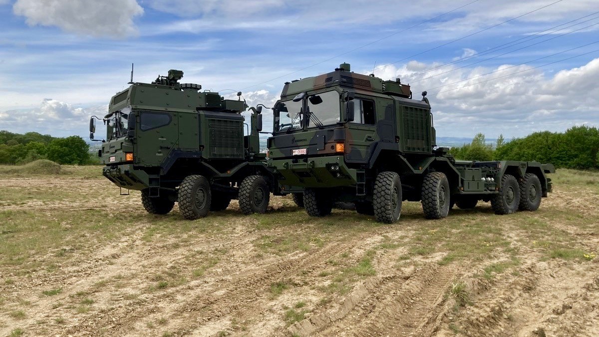 Oba typy eksploatowanych przez Bundeswehr ciężkich ciągników siodłowych. Fot. RMMV