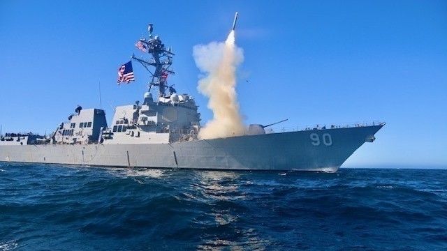 Wystrzelenie rakiety manewrującej Block V Tomahawk z niszczyciela typu Arleigh Burke USS „Chafee” 30 listopada 2020 roku. Fot. U.S. Navy/Sean Ianno