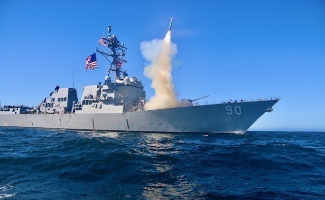 Wystrzelenie rakiety manewrującej Block V Tomahawk z niszczyciela typu Arleigh Burke USS „Chafee” 30 listopada 2020 roku. Fot. U.S. Navy/Sean Ianno