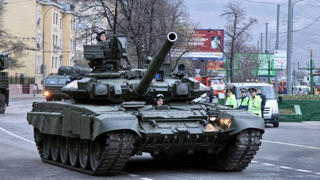Rosyjski czołg podstawowy T-90A. Na wieży widoczne emitery OTSzU-1-7 systemu ASOP Shtora-1. Fot. Vitaly Kuzmin, CC BY-SA 4.0/Wikimedia Commons.