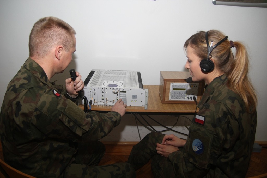 Cyfrowa radiostacja Rohde & SchwarzXT 452 U8, za jej pomocą prowadzona jest łączność z Su-22 i MiG-29 / Fot. CSŁiI