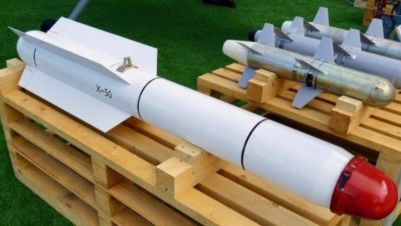 Na pierwszym planie rakieta kierowana laserowo Ch-50. Dalej bomby kierowane KAB-20. Fot. mil.ru