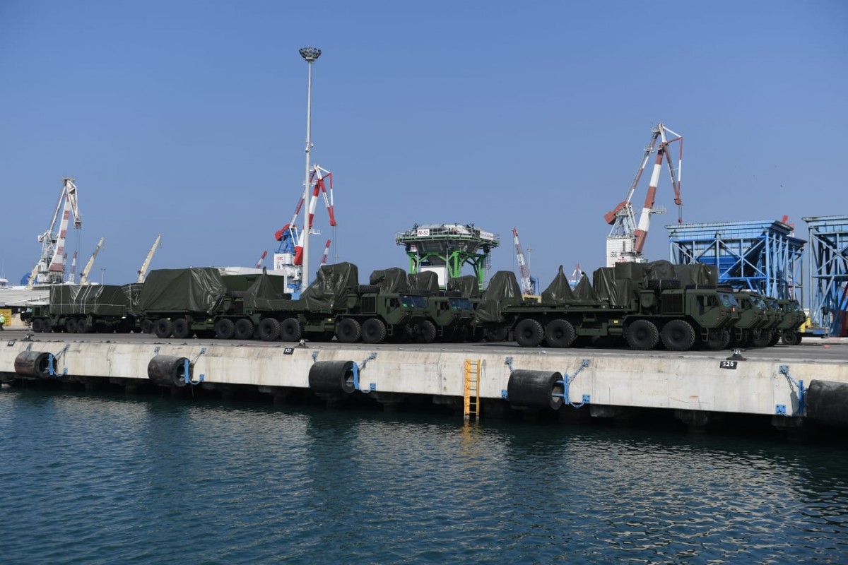 Ciężarówki Oshkosh HEMTT z zamontowanymi elementami systemu Iron Dome oczekujące na transport w jednym z izraelskich portów. Fot. Izraelskie ministerstwo obrony
