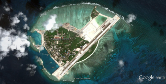 Kontrolowana przez Chiny wyspa Woody Island wchodząca w skład wysp Paracelskich. Fot. Google Earth Image
